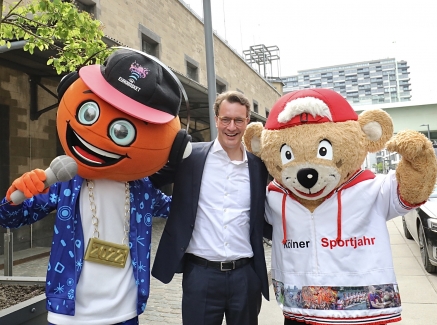 Hendrik Wüst mit Maskottchen der Eurobaskets 