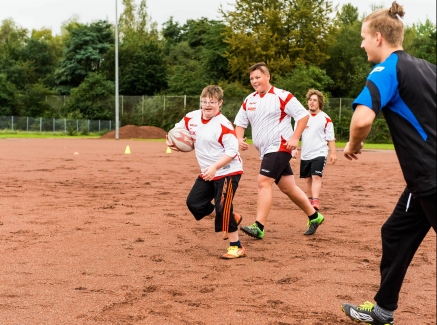 Jugendliche auf Sportplatz