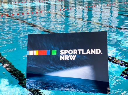 Das Sportland.NRW-Logo in einem Schwimmbad