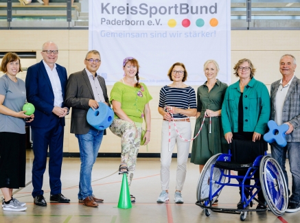 Gruppenfoto beim inklusiven Sportfest mit Andrea Milz