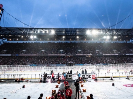 Rhein-Energie Stadion mit Eisfläche