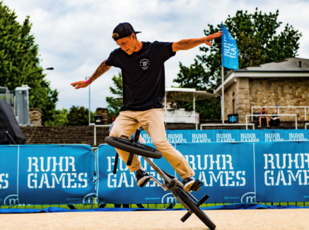 Skateboarder beim Trick