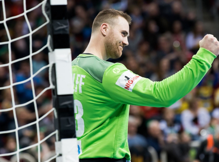 Handballspieler in einer Halle