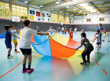 Kinder und Jugendliche in Halle beim Sport