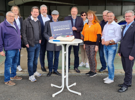 Andrea Milz mit Personen auf einem Flugplatz