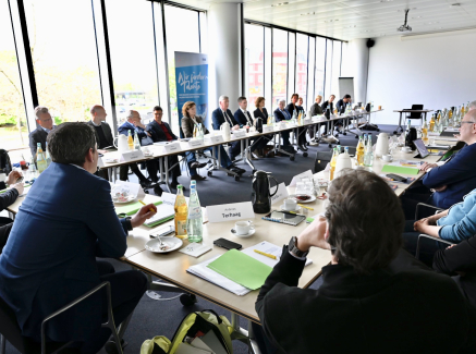 Blick in Konferenzraum mit vielen Teilnehmerinnen und Teilnehmern