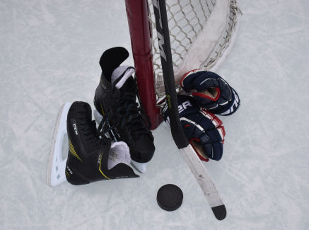 Eishockey-Ausrüstung an einem Tor auf dem Eis