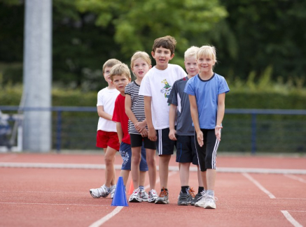 Kinder auf Sportplatz