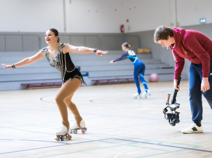 Rollkunstläuferin und Video-Journalist in Halle beim Training