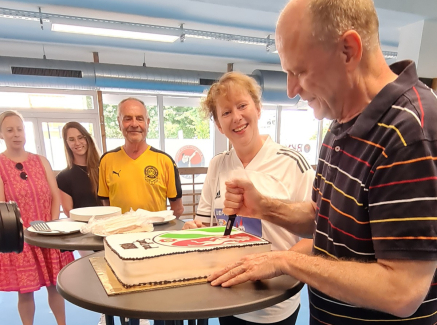 Andrea Milz übergibt Torte 