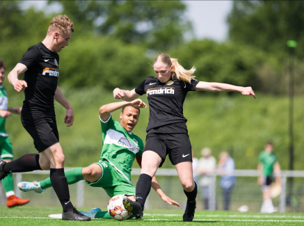 Mailin Tenhagen in Aktion auf Fußballplatz