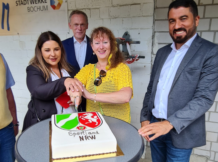 Andrea Milz beim Besuch einer Sportstätten