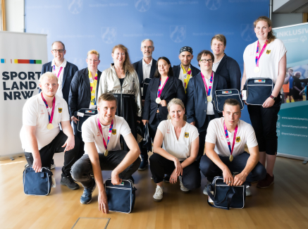 Sportler und Sportlerinnen bei einem Empfang