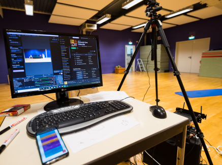 Computer und Equipment in Turnhalle