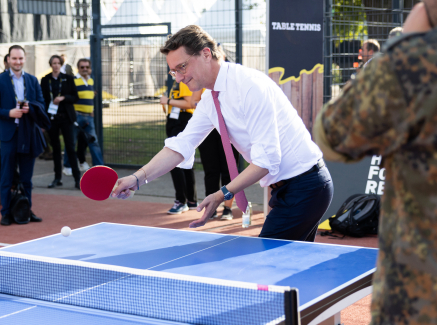 Ministerpräsident Hendrik Wüst spielt Tischtennis