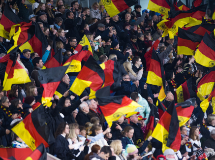 Fußball-Fans in einem Stadion mit Deutschland-Flaggen