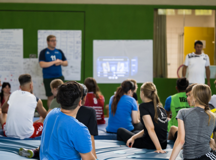 Schülerinnen und Schüler in Turnhalle