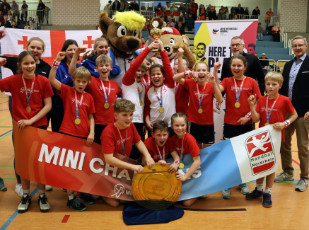 Kinder bei der Mini-WM halten die Sieger-Schale