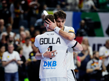 Julian Köster und Johannes Golla umarmen sich