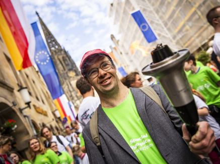 Ein Teilnehmer mit der Fackel