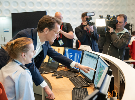 Ministerpräsident Wüst und Innenminister Reul besuchen das International Police Cooperation Center
