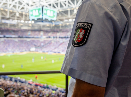 Polizist in einem Fußballstadion