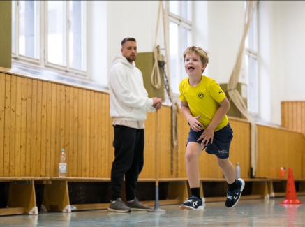 Ein Kind und Trainer beim Training