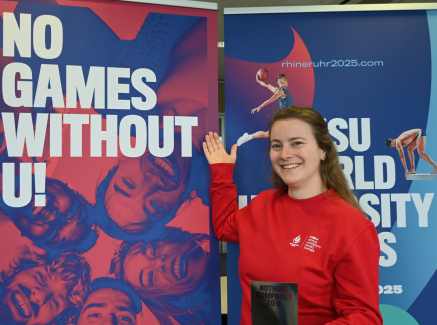 Volonteer vor Backdrop der Rhine-Ruhr 2025 FISU World University Games
