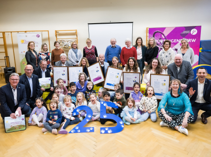Andrea Milz mit Kindern und Erwachsenen in einem Kindergarten