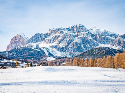 Winterlandschaft in Cortina mit Bergen im Hintergrund