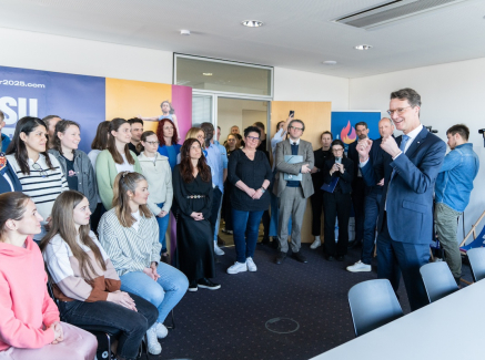 Ministerpräsident Hendrik Wüst besucht die Geschäftsstelle der Rhein-Ruhr 2025 FISU Games gGmbH in Düsseldorf