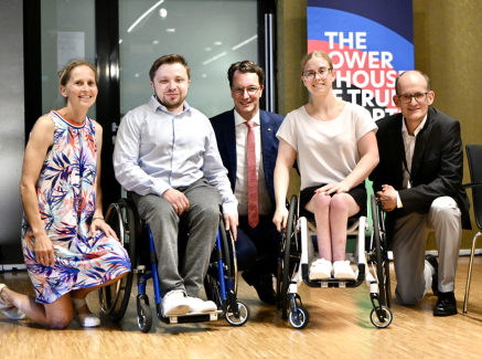 Henrik Wüst mit 4 anderen Personen bei der Übergabe