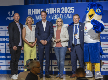 Hendrik Wüst bei Eröffnungs-PK mit weiteren Personen