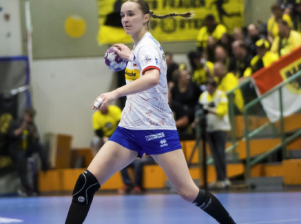 Handballspielerin Nieke Kühne in der Halle in Aktion