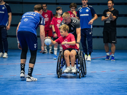 Kind im Rollstuhl mit Handball 