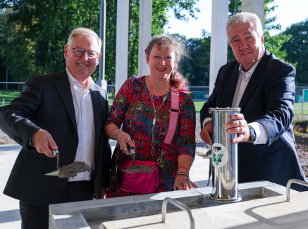 Staatssekretärin Andrea Milz mit FVN-Präsident Peter Frymuth (r.) und FVN-Schatzmeister Manfred Abrahams (l.) bei der Grundsteinlegung in Duisburg.