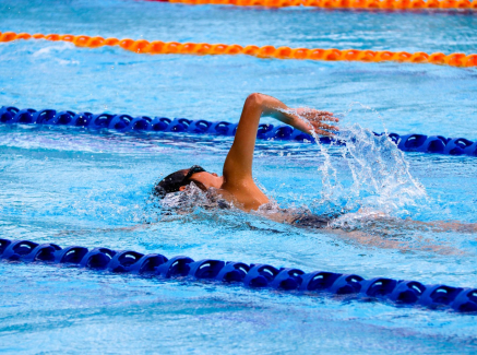 Ein Bild von einem Schwimmer