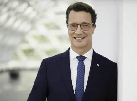 Portraitfoto von Hendrik Wüst vor hellem Hintergrund