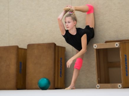 Amelia Kuznetsowa macht einen Spagath an der Wand