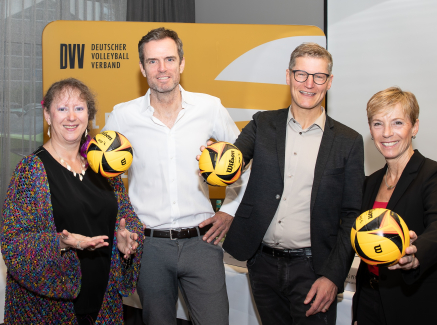 Andrea Milz sowie weitere drei Personen mit Volleybällen in der Hand