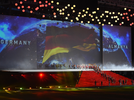 Bühne mit Feuerwerk, das deutsche Team läuft ein
