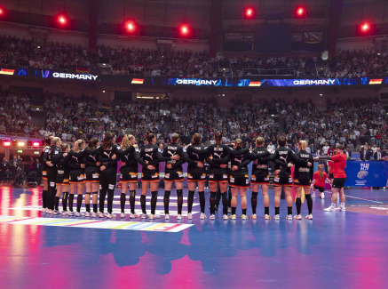 Handballerinnen bedanken sich beim Publikum
