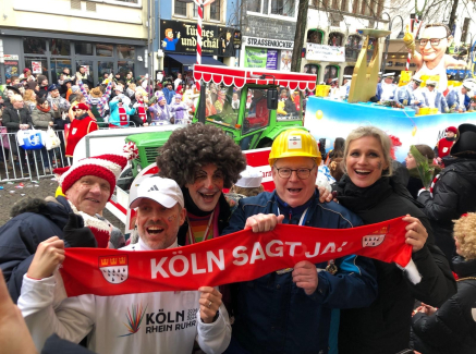 Personen mit rotem Spruchband "Köln sagt ja"