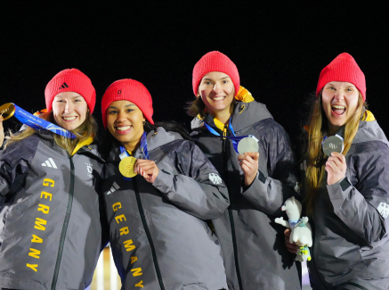Bobpilotinnen Nolte, Levi, Schuten und Buckwitz bei der Siegerehrung