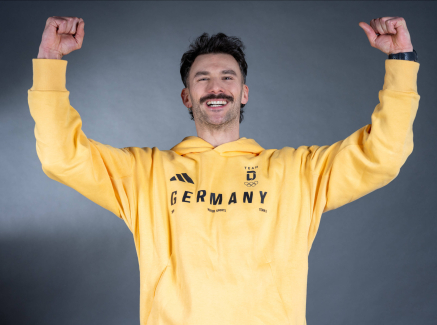 Axel Jungk in gelbem Hoody "Team Germany" vor dunklem Hintergrund