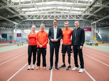Hendrik Wüst mit Para Athleten in der Leverkusener Sporthalle+