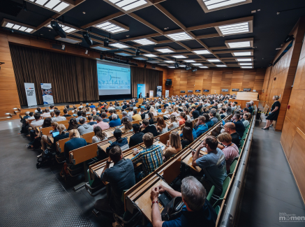 Voll besetzte Sitzreihen in einem Auditorium