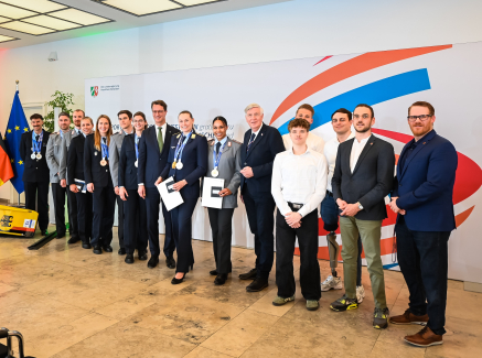 Gruppe mit olympischen und paralympischen Sportlerinnen und Sportlern, in der Mitte Ministerpräsident Wüst