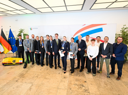 Gruppenbild mit olympischen und paralympischen Sportlerinnen und Sportlern bei der Prämienvergabe