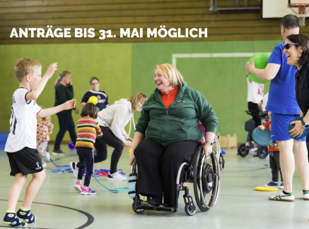 Ältere Dame im Rollstuhl mit Schriftzug "Anträge bis 31. Mai möglich"